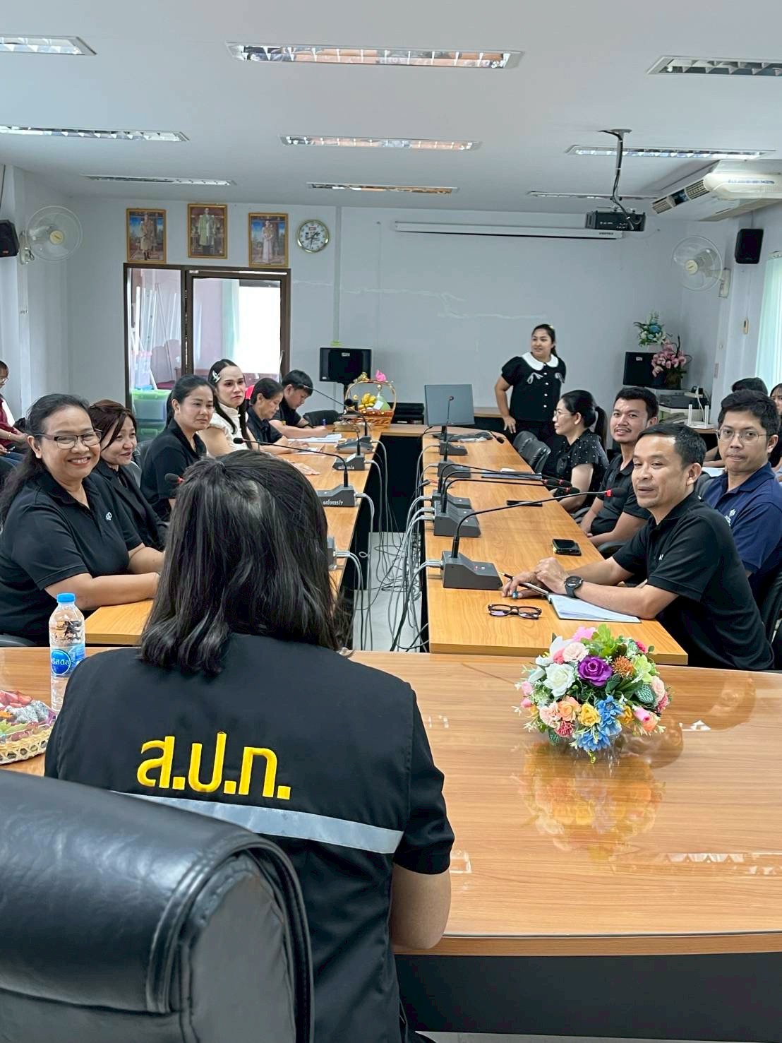 title - ผู้ตรวจราชการ ส.ป.ก. ประชุมติดตามผลการดำเนินงานตามแผนการตรวจราชการ ของ ส.ป.ก. ประจำปีงบประมาณ พ.ศ. 2569 รอบที่ 1 พร้อมลงพื้นที่มอบกิ่งพันธุ์โกโก้คุณภาพดีจำนวน 3,000 ต้น ณ จังหวัดชุมพร